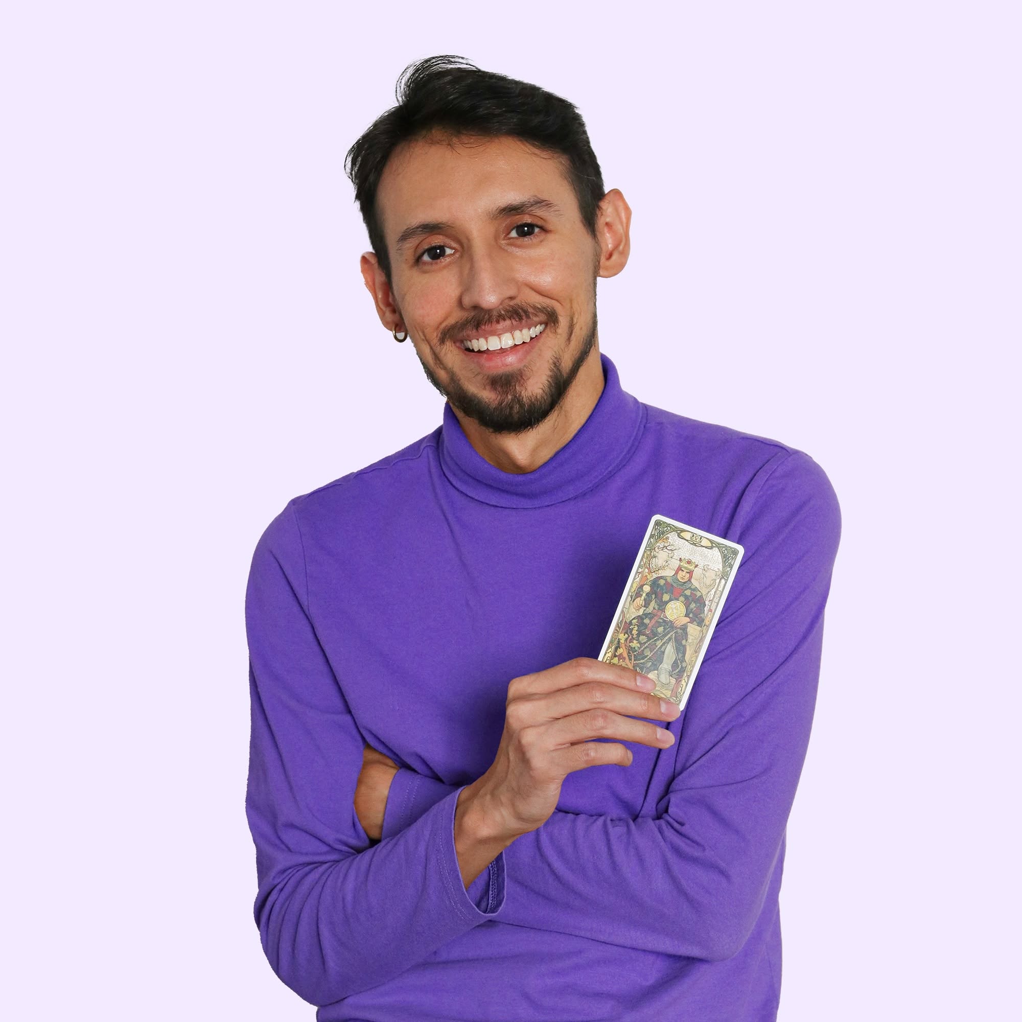 retrato de Mauricio Cartomante sosteniendo una carta de tarot